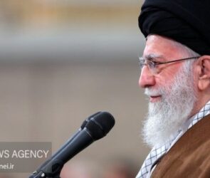 رهبر انقلاب: با جهش تولید جیب و دست کارگر پُر می‌شود/ملت ایران دل به «کمک خارج از مرزها» نبسته‌ است