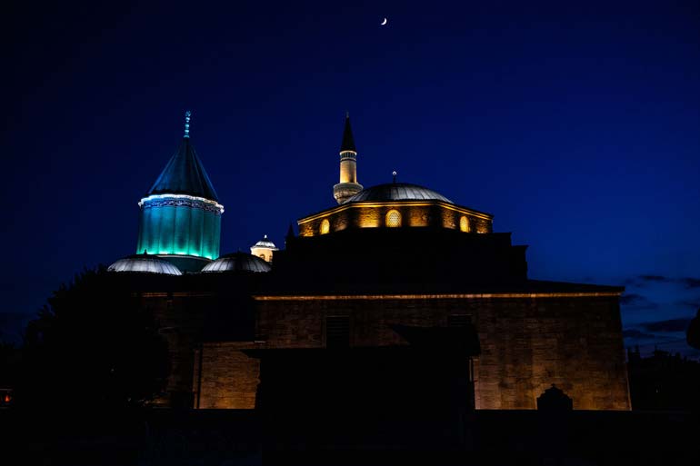 آرامگاه مولانا در شب