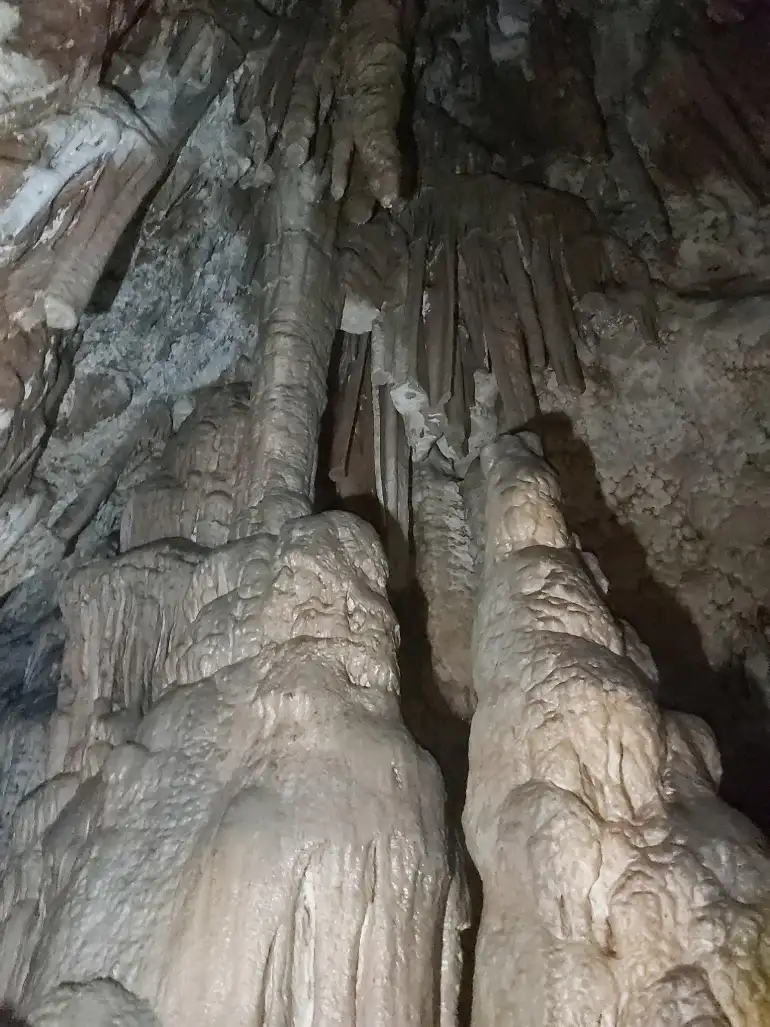 دیواره های آهکی غار رودافشان