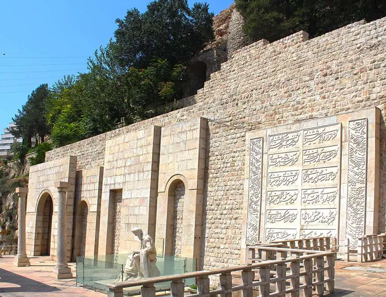 آرامگاه خواجوی کرمانی کجاست؟