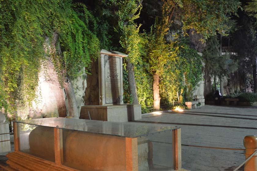 غار در آرامگاه خواجوی کرمانی