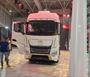 کی ام سی XT1856 در نمایشگاه شیراز رونمایی شد، محصول جدید و سنگین کرمان‌موتور