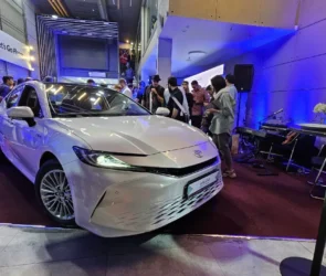 اتوخسروانی با عرضه تویوتا کمری هیبرید وارد بازار خودروهای وارداتی شد