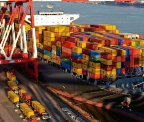 ۸.۶ میلیارد دلار کالای اساسی وارد کشور شد/ کاهش ۶ درصدی واردات