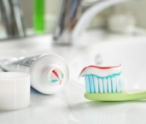 کدام بهتر است؟ خمیردندان فلورایددار یا بدون فلوراید