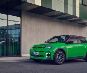 رنو 5 خودرو سال 2025 شد