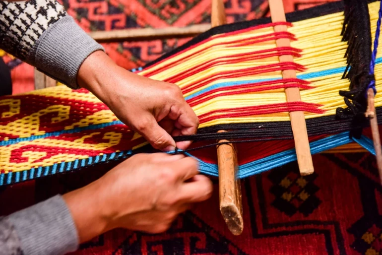 سوغات سمنان؛ از سمنان سوغاتی چی بخریم؟ 46 گلیجبافی