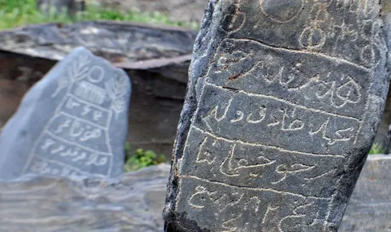  قبرستان تاریخی روستا کنگ