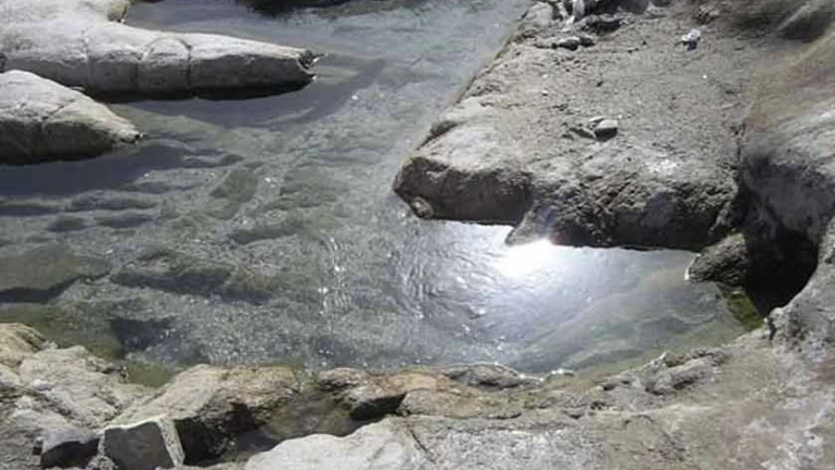 چشمه آب‌گرم تشت