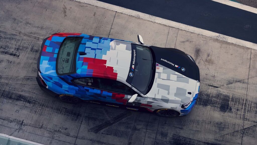 بی‌ام‌و خودروی مسابقه‌ای پایین‌رده جدید بی ام و M2 ریسینگ را با قیمت ۹۸۰۰۰ یورو (۱۱۱۴۲۱ دلار) معرفی کرد. 