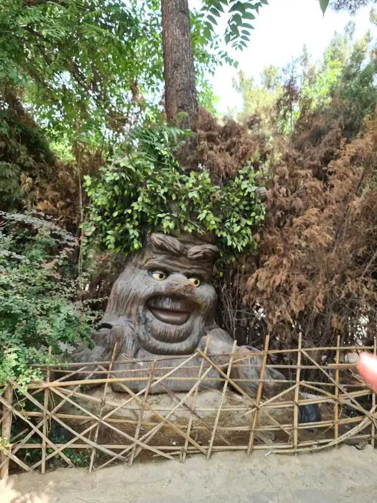 درخت سخنگو پارک ژواسیک مشهد