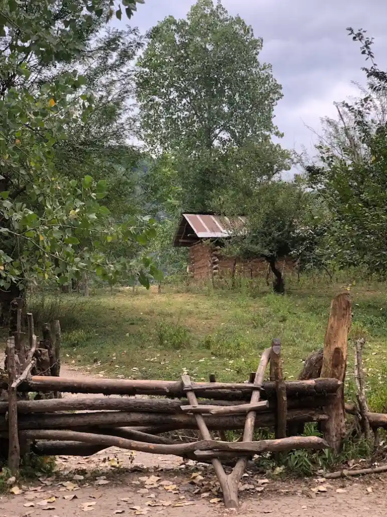 اقامتگاه‌های بومگردی نزدیک آبشار ترز