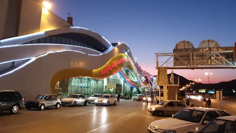 پارک آبی سرزمین موج‌های خروشان