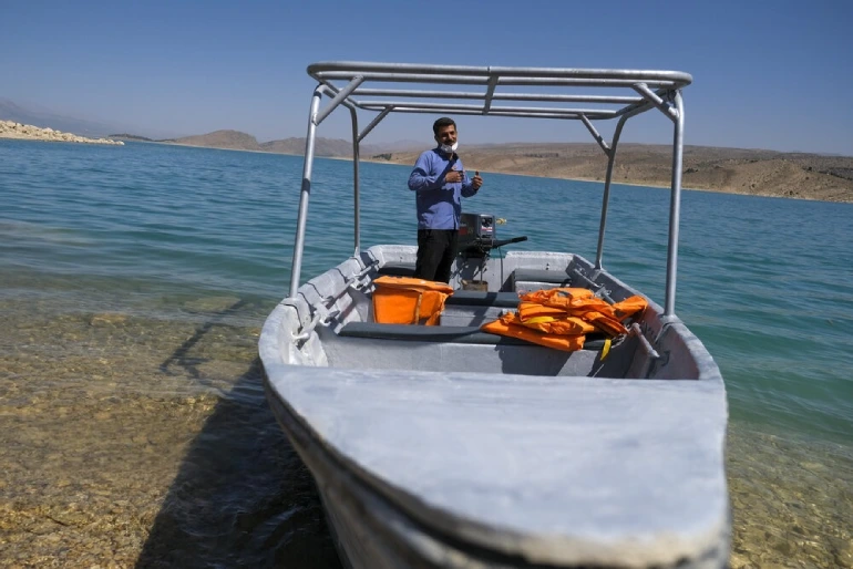 قایق سواری در دریاچه سد درودزن