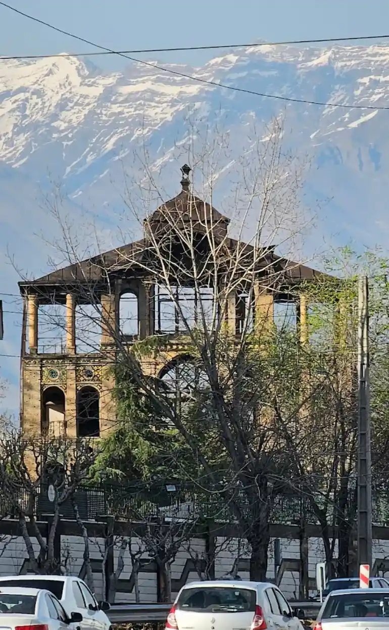 مسیر دسترسی به عمارت کلاه فرنگی