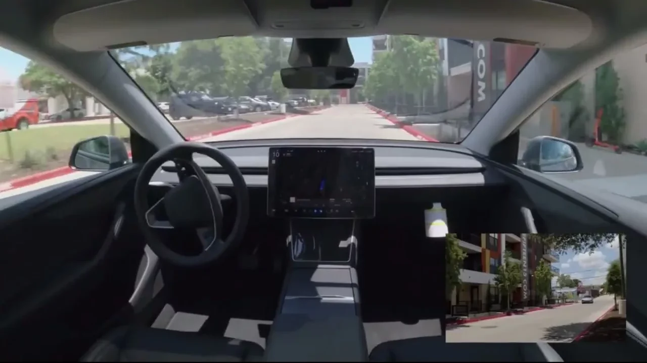 خودروی تسلا برای اولین بار با رانندگی خودکار به دست مشتری رسید + ویدیو