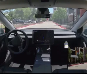 خودروی تسلا برای اولین بار با رانندگی خودکار به دست مشتری رسید + ویدیو