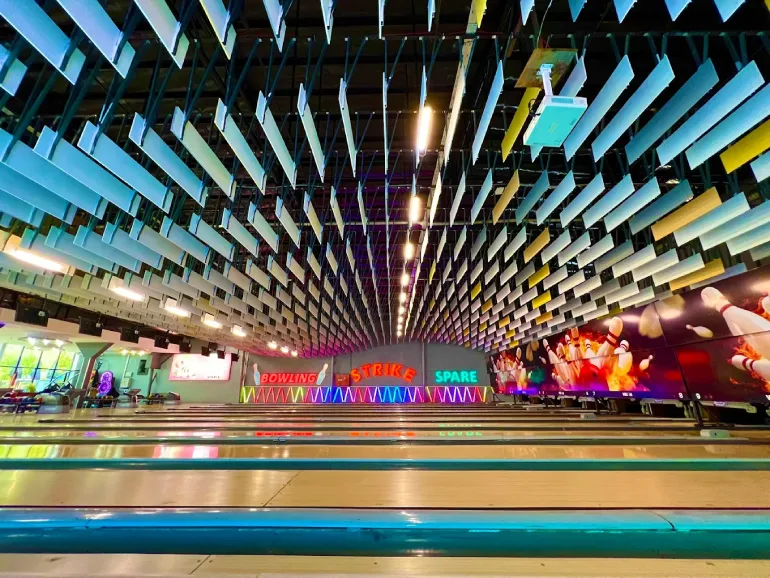 سالن بولینگ و بیلیارد برج میلاد