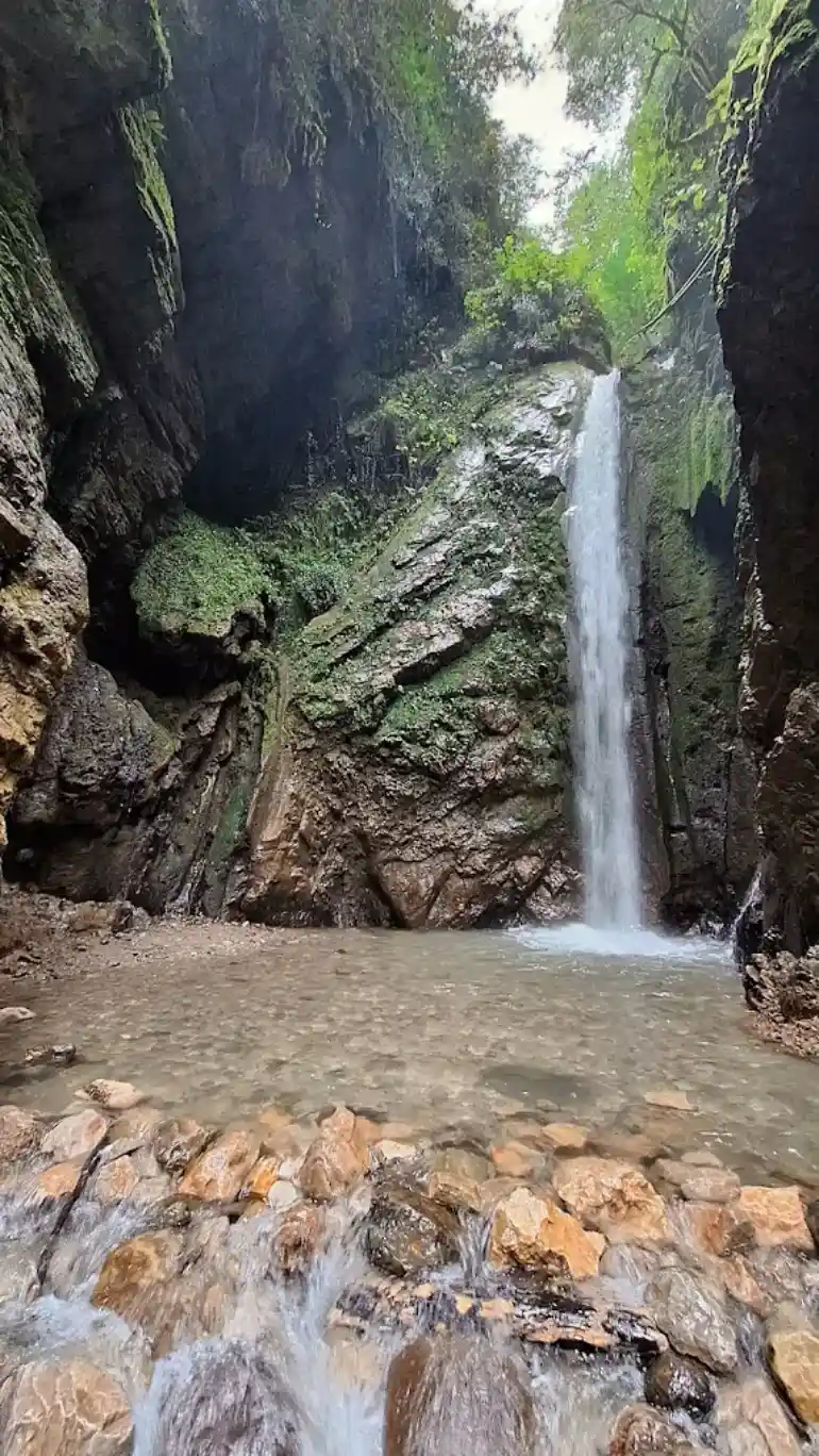 اقامتگاه بومگردی آبشار سنگ درکا