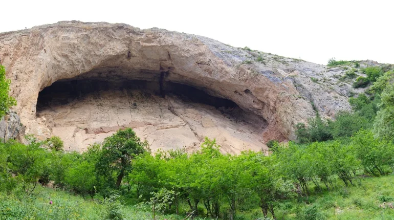 غار اسپهبد خورشید