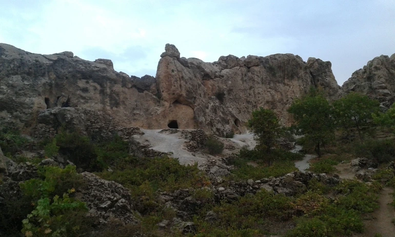 غار سنگی حسین کوه‌کن