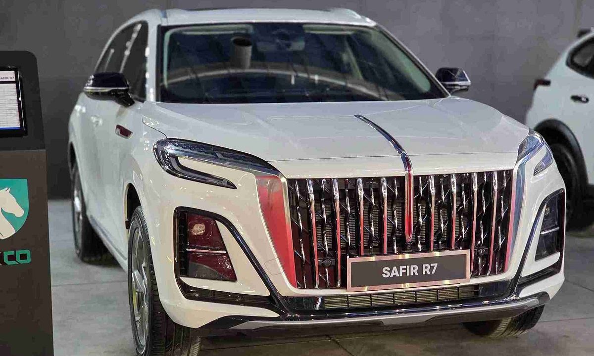 هونگچی HS3 با نام سفیر R7 در نمایشگاه خودرو مشهد ۱۴۰۴ رونمایی شد