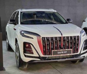 هونگچی HS3 با نام سفیر R7 در نمایشگاه خودرو مشهد ۱۴۰۴ رونمایی شد