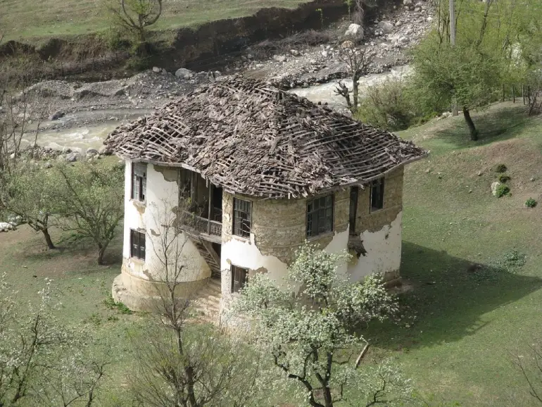 کلبه وحشت انزلی کجاست؟