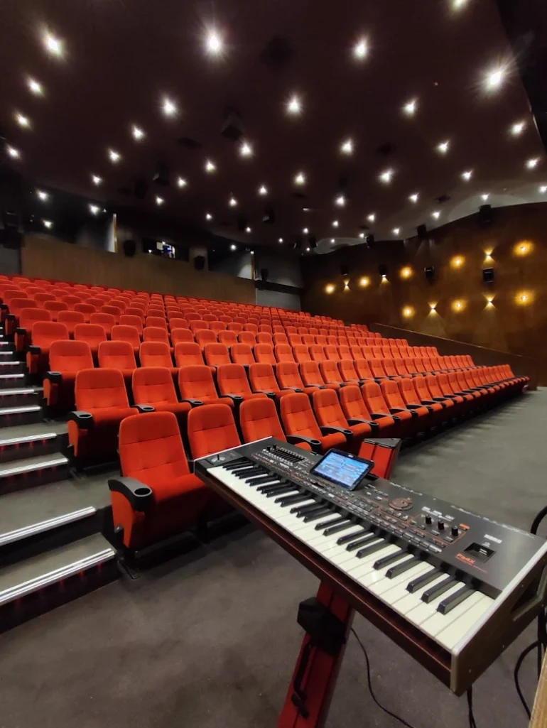 پردیس سینمایی مگامال