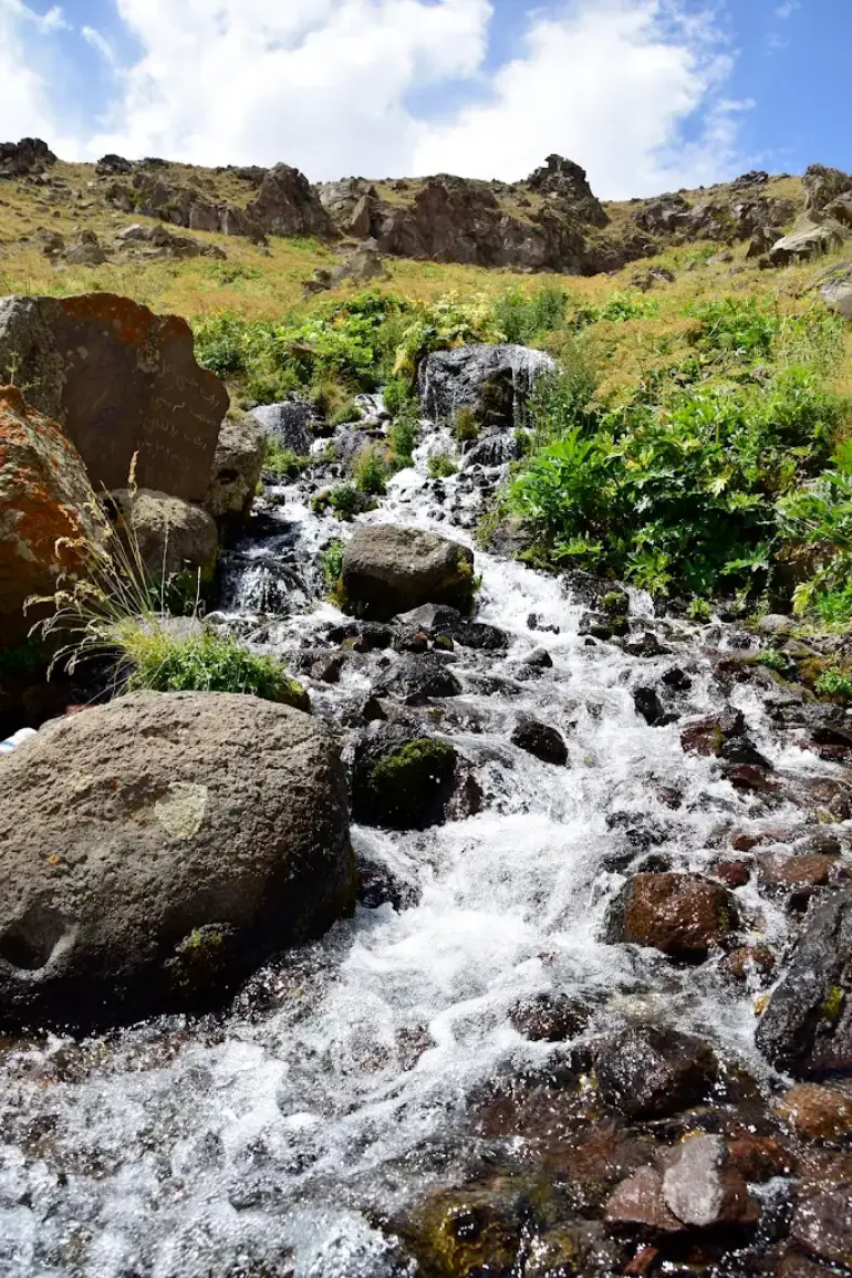 چشمه و آبشار گورگور آلوارس