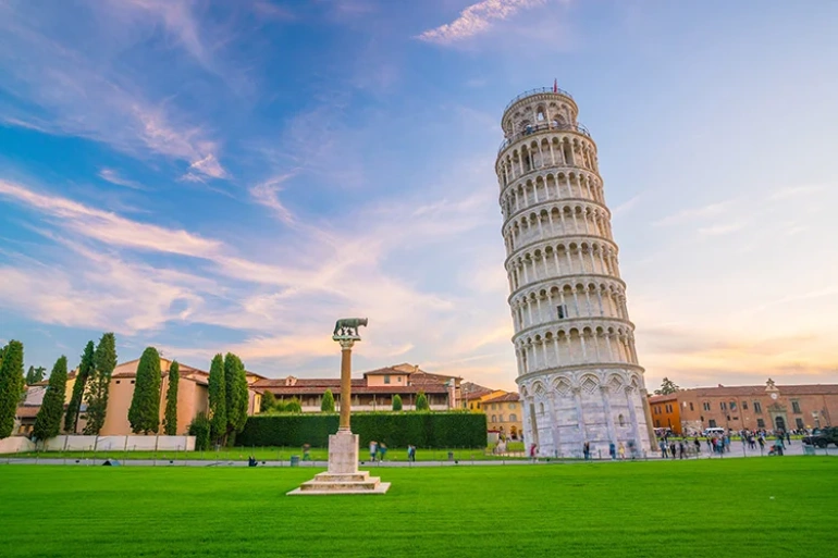 برج کج پیزا (Leaning Tower of Pisa)