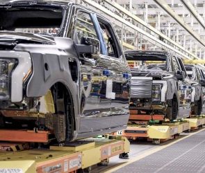 فورد تولید F-150 لایتنینگ را برای تمرکز روی پیکاپ‌های بنزینی متوقف می‌کند