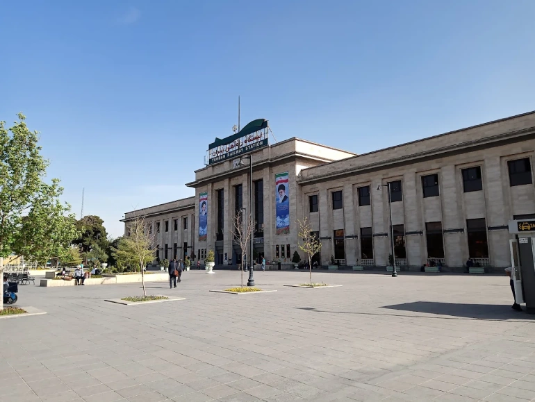 ایستگاه راه آهن تهران کجاست؟