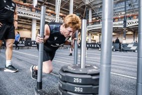 مادربزرگ ۷۱ ساله در مسابقات هایروکس، قدرت بدنی خود را به رخ کشید