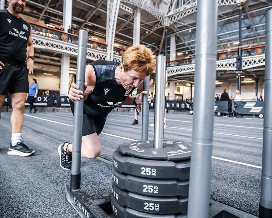 مادربزرگ ۷۱ ساله در مسابقات هایروکس، قدرت بدنی خود را به رخ کشید